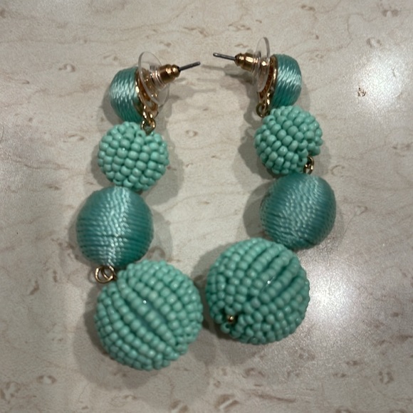 Vintage green beaded & shinny wrapped DANGLING EARRINGS .PIERCED EARS - Picture 2 of 2